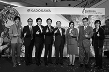 タイ校のオープニングセレモニーの様子（中央左から古賀社長、KADOKAWA 角川会長）